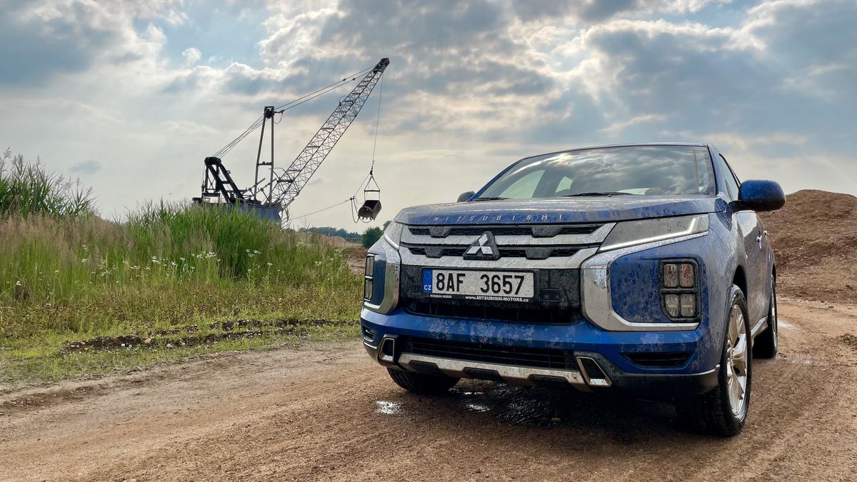 Jaké mytí je levnější a účinnější? Dvakrát jsme zašpinili auto a zjišťovali, zda si lépe poradí klasická, nebo bezkontaktní myčka