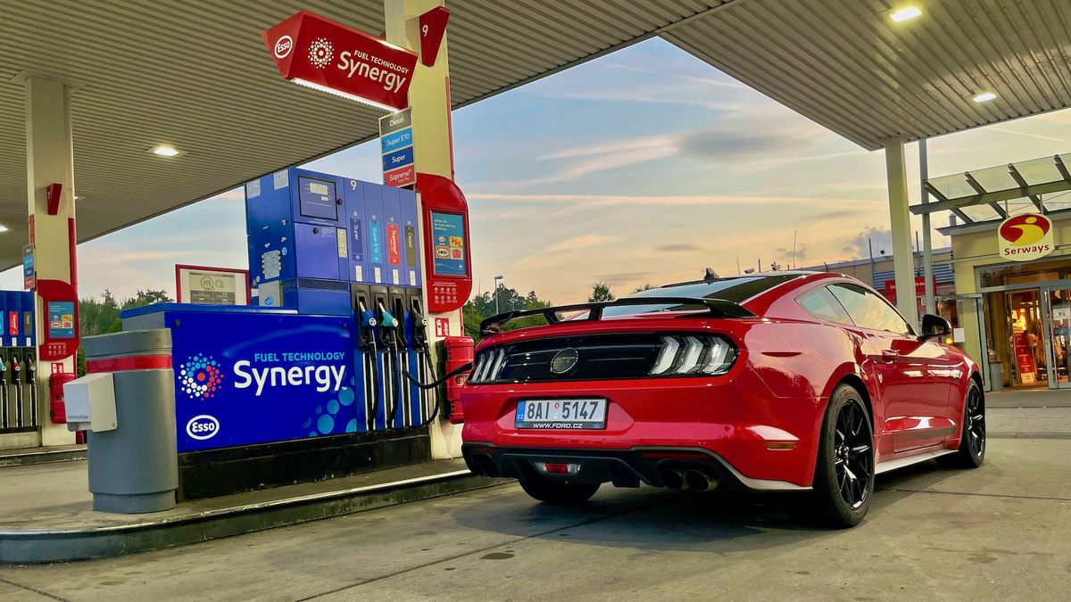 Poslední naděje na záchranu spalovacích motorů téměř vyhasla. Syntetická paliva podpořily vedle ČR jen další dvě země