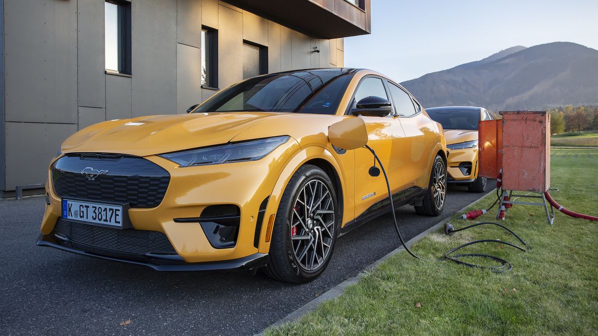 Další automobilka šlape na brzdu elektromobility. Ford chtěl být od roku 2030 v Evropě komplet elektrický, teď už mluví o plug-in hybridech
