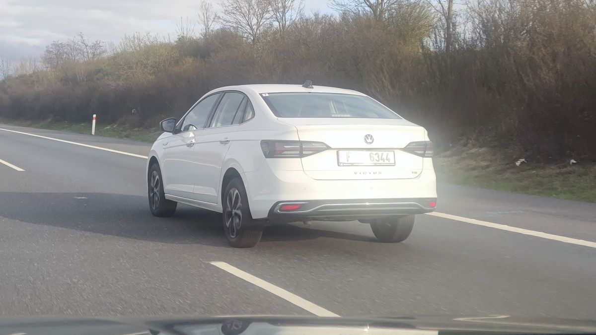 Načapali jsme Volkswagen, který v Česku nemá co dělat. Po D8 se proháněl Virtus