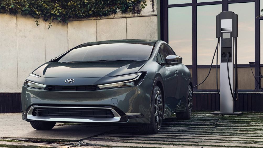 Češi začínají věřit elektromobilitě: Prodeje hybridů a elektromobilů na českém trhu rychle rostou