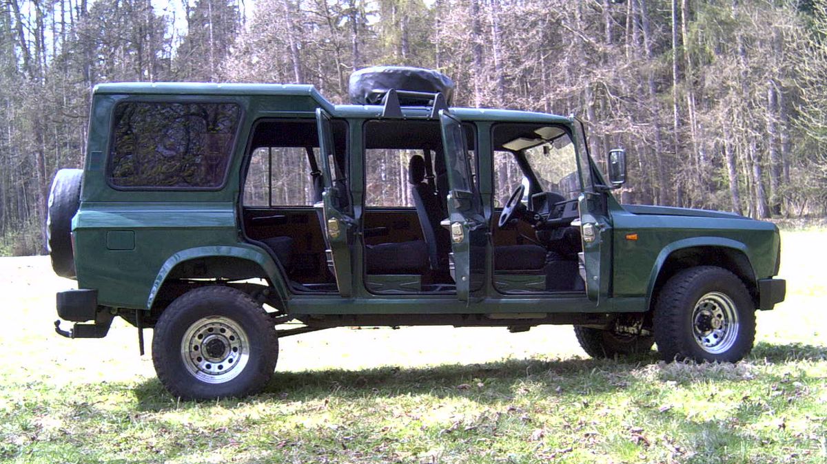 Zapomenutý český off-road ARO 328 Maxi Taxi měl sedm dveří, deset míst k sezení a chtěl konkurovat Hummeru