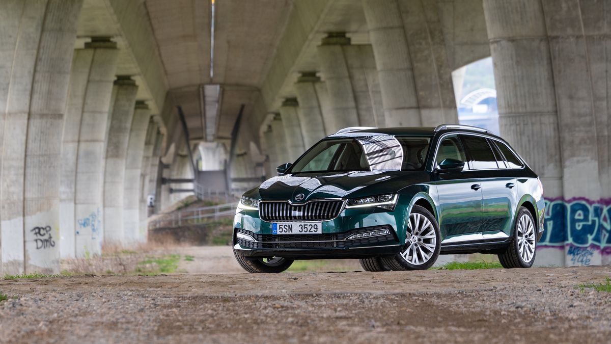 Škoda Superb Combi se silnější naftou, pohonem všech kol a automatem. Proč se vlastně vyrábějí jiná auta?