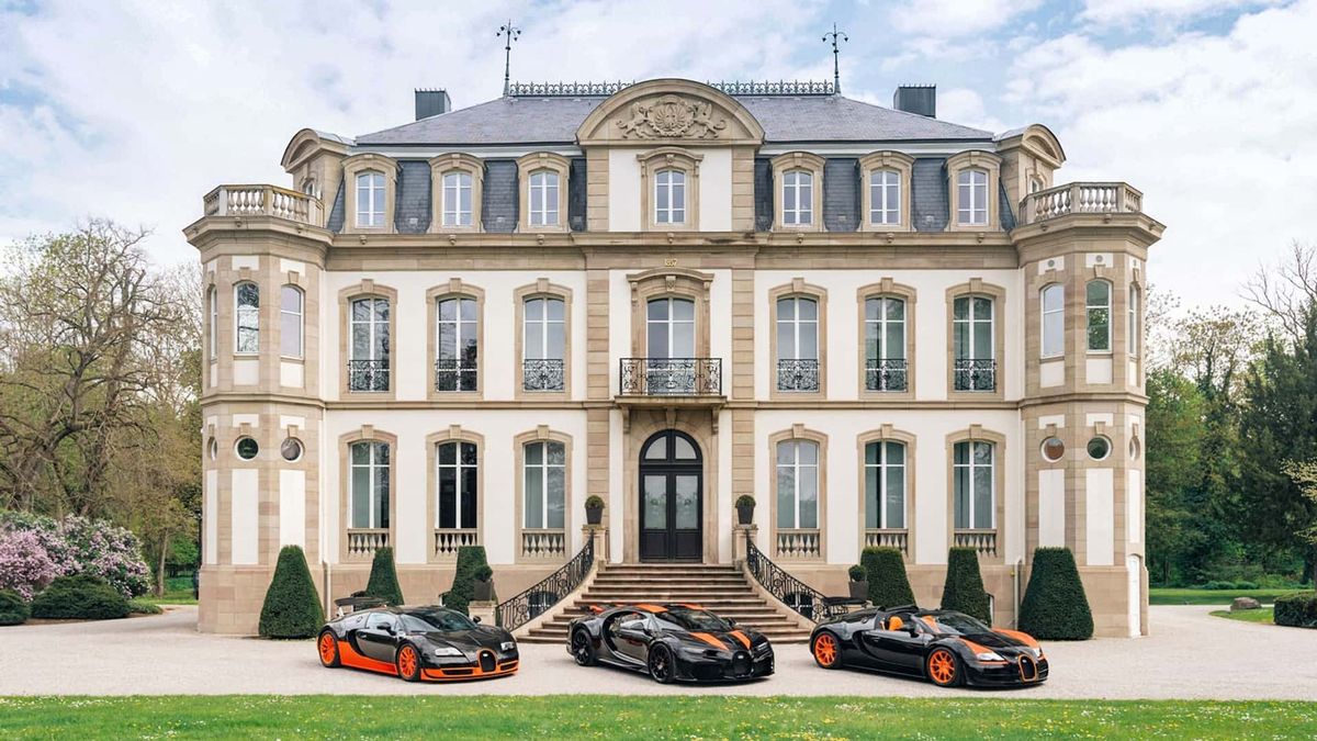 Trojice rekordních Bugatti se sjela u sídla automobilky, každý z nich hravě překoná 400 km/h