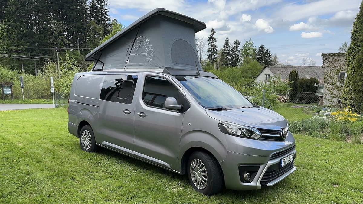 Češi vylepšili Toyotu ProAce na čtyři v jednom. Auto můžete proměnit na obytku, MPV, cyklovůz či dodávku