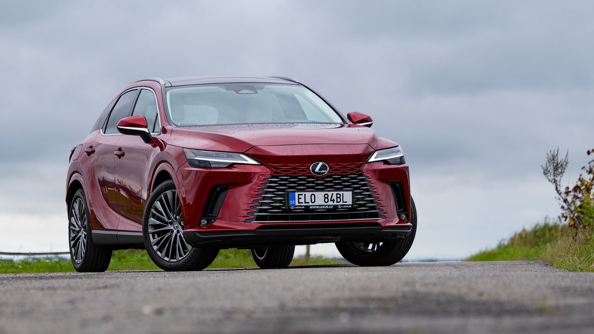 Luxusní interiér, příjemný pohon a slušný dojezd na elektřinu. Lexus RX 450h+ má spoustu zajímavých předností
