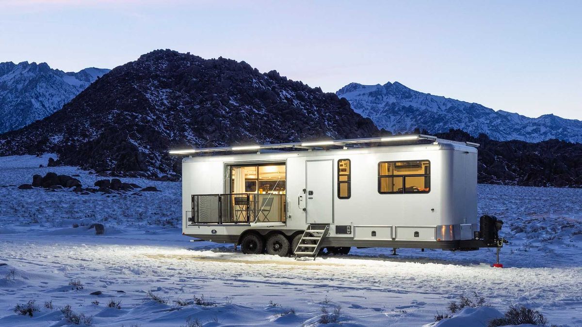 Obří solární karavan ubytuje až 8 osob a má vlastní fotovoltaickou elektrárnu. Cena tomu odpovídá