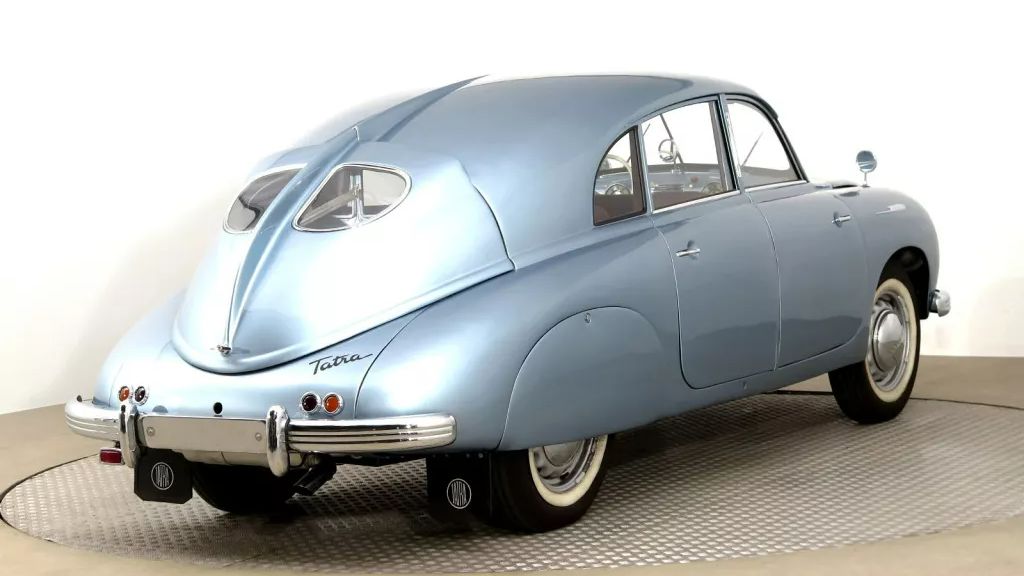 K mání je nádherná Tatra 600 Tatraplan. Kromě úžasného stavu zaujme dokonale zmapovanou historií. Cena tomu odpovídá