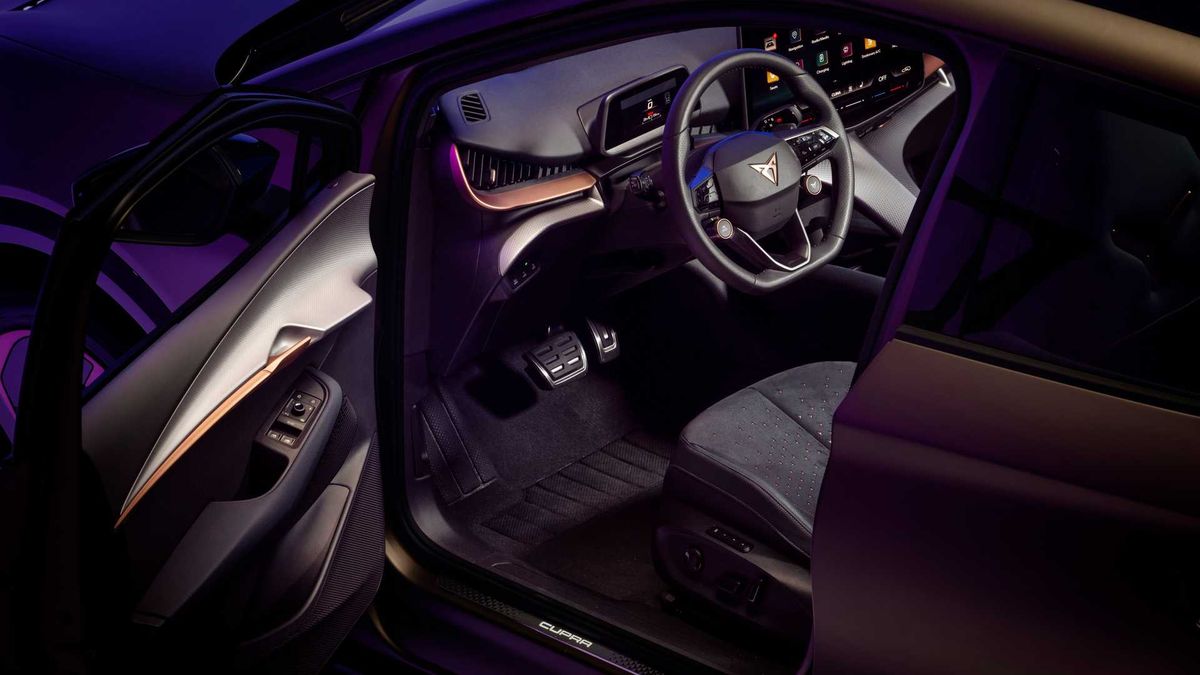 Proč má Cupra v interiéru páteř a křídlo? Designér odhaluje tajemství svého díla