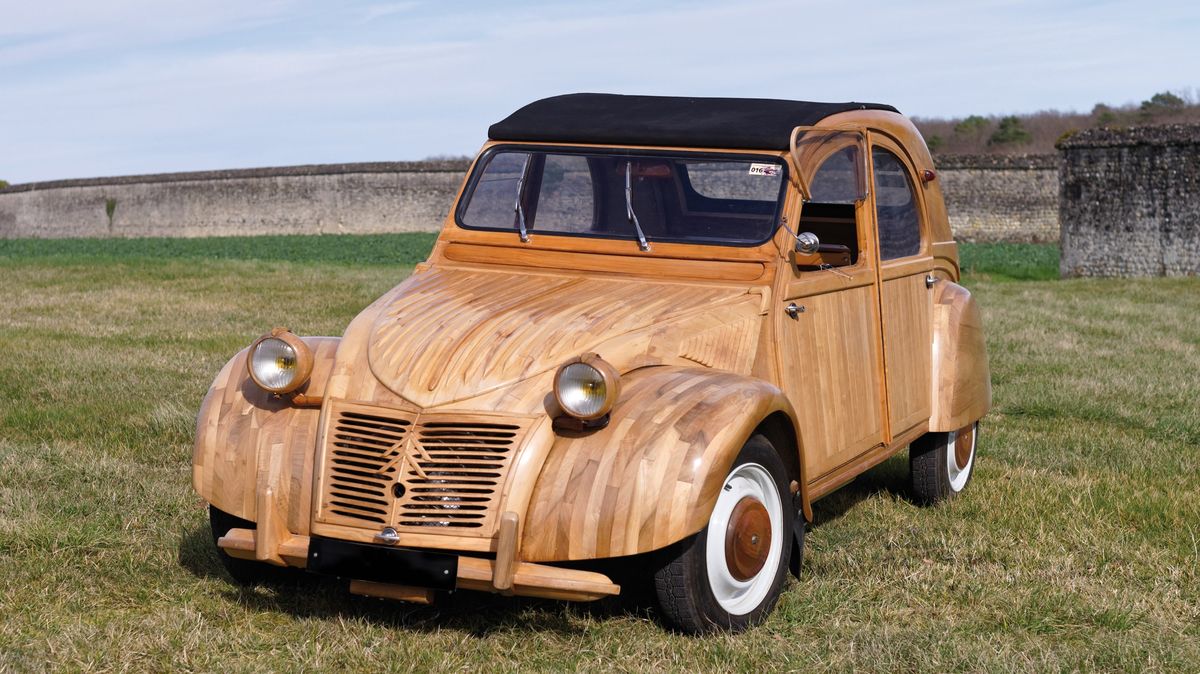 Dřevěná Kachna na prodej: Unikátní Citroën 2CV vyrobený ze dřeva spolkl 5000 hodin práce