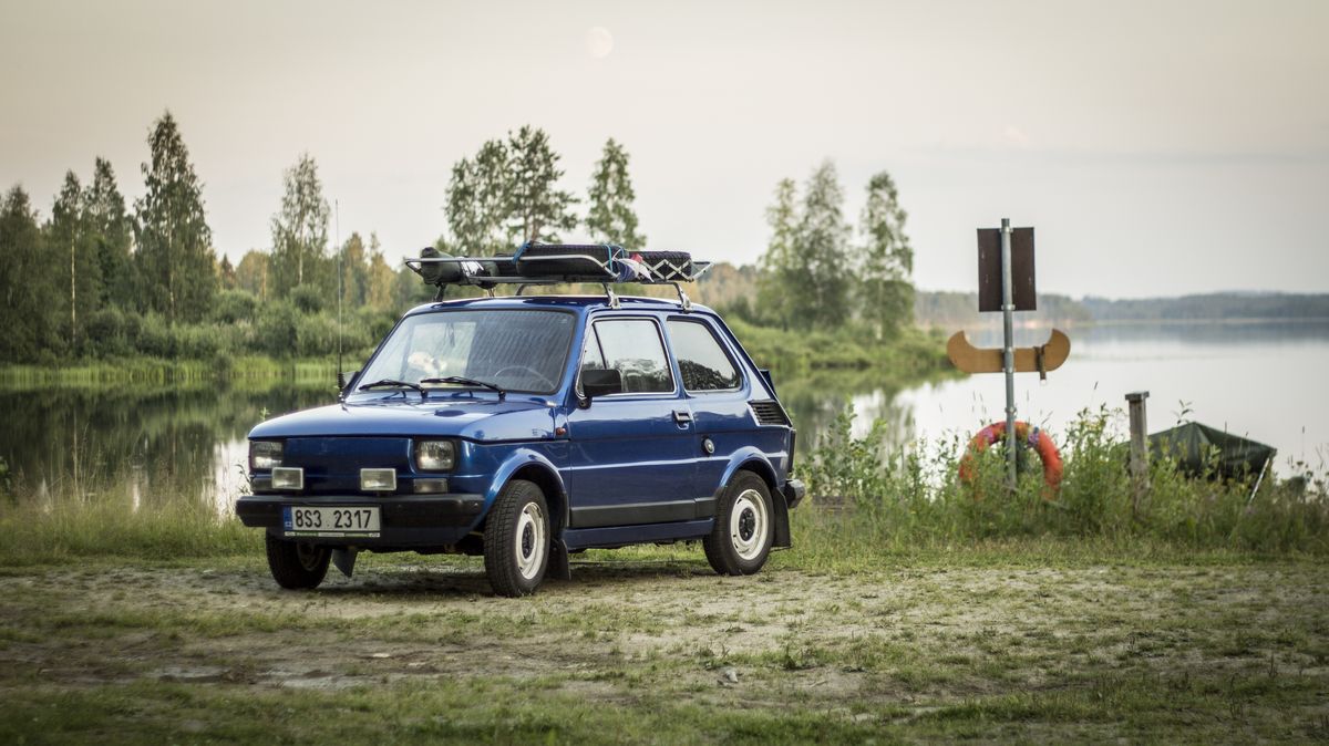Čeští dobrodruzi cestují Maluchem i tam, kam byste svoje naleštěné SUV fakt nevzali. Důvod? Radost!
