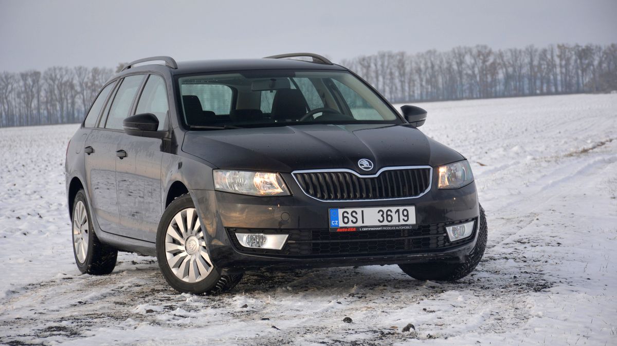 Průměrná cena ojetin se dostala přes magickou hranici. O ojeté elektromobily není vůbec zájem, prodejce je vyřadil z nabídky