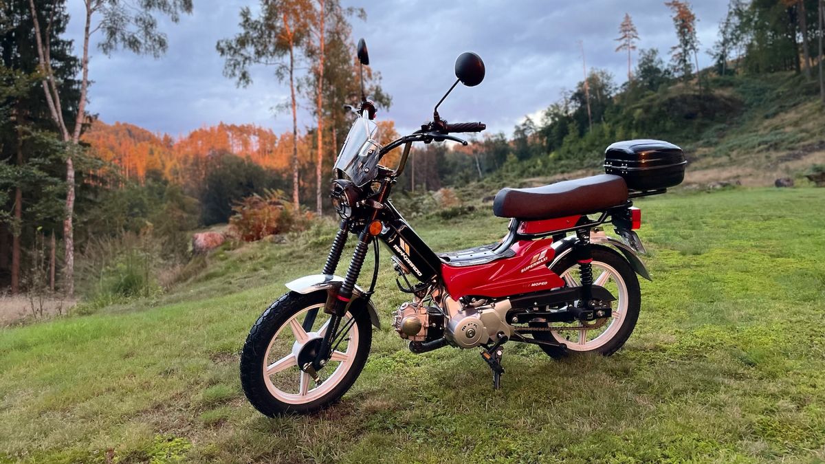 Český moped Korado přežil až do dnešní doby. Stojí dvě podprůměrné výplaty, kopce se nezalekne a odveze i pořádného chlapa