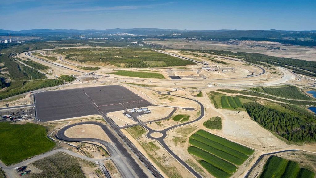 Česko je zase o něco víc automobilová země. BMW u Sokolova otevřelo své největší testovací centrum na světě