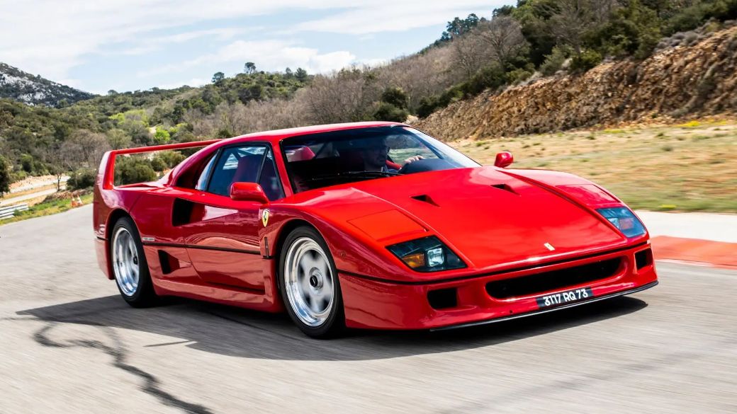 Na prodej je Ferrari F40 s autogramem prvního majitele. Byl jím slavný závodník Alain Prost