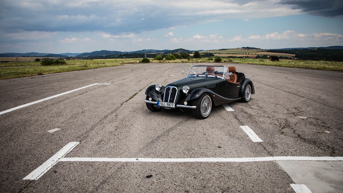 Moderní český veterán s turbomotorem Gordon Roadster vás naučí vzývat slunce a mávat lidem