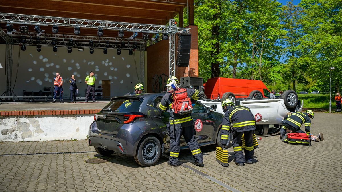 Vyproštění z havarovaného auta na vlastní kůži: Kvílící plechy, organizovaný chaos a zničený kufr