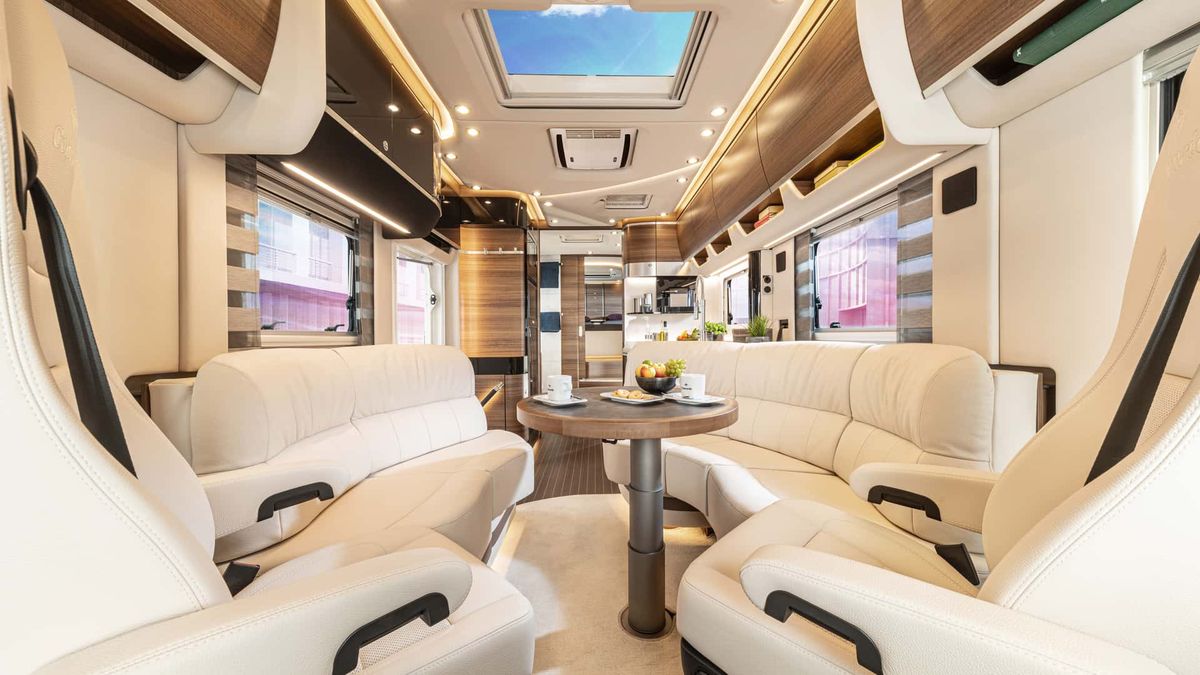 Obytňák za 13 milionů skrývá luxusní apartmán i garáž pro auto. Monstrum žene vpřed 7,7litrový motor