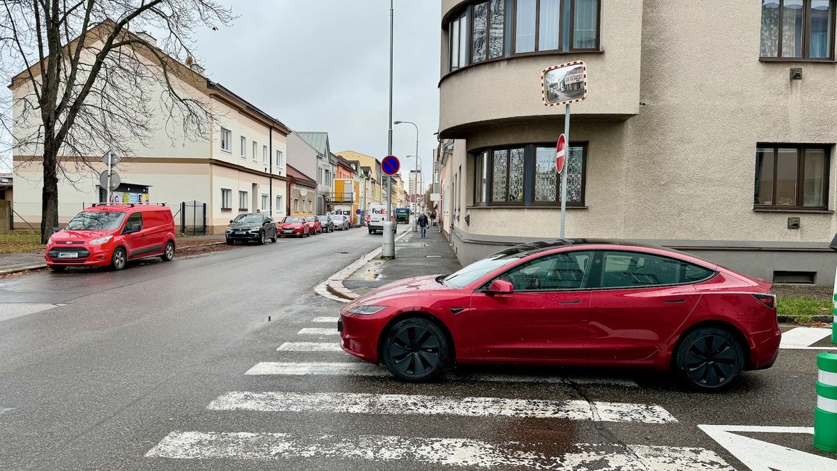 Odbočování z jednosměrné komunikace má základní pravidlo, které ovšem řidiči nedodržují