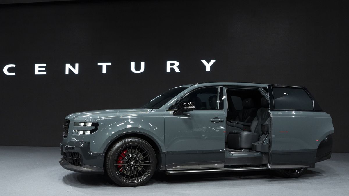 Japonský luxus pro vyvolené Toyota Century také jako SUV. Měl by se Rolls-Royce Cullinan bát?