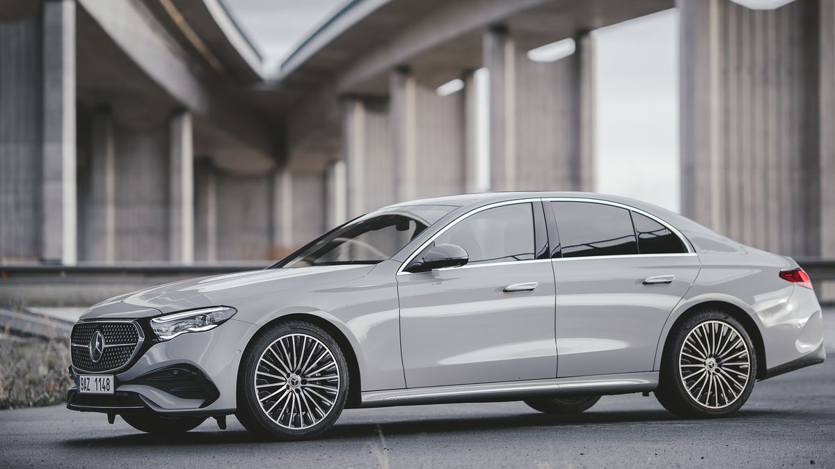Autem roku 2024 v ČR je Mercedes třídy E, suverénně utekl BMW, elektromobily nechal daleko za sebou