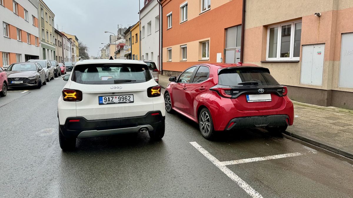 Jak správně používat blinkry při parkování: Správný postup je jen jeden, spousta řidičů však volí nesprávný a nebezpečný
