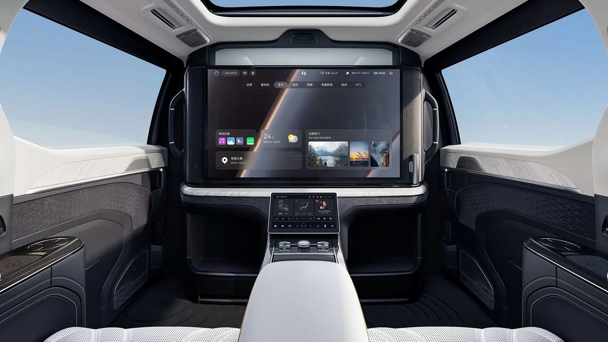 Čínský Zeekr ukázal svůj Rolls-Royce mezi minivany. Připomíná hotelový pokoj na kolech a má televizi větší než ve vašem obýváku