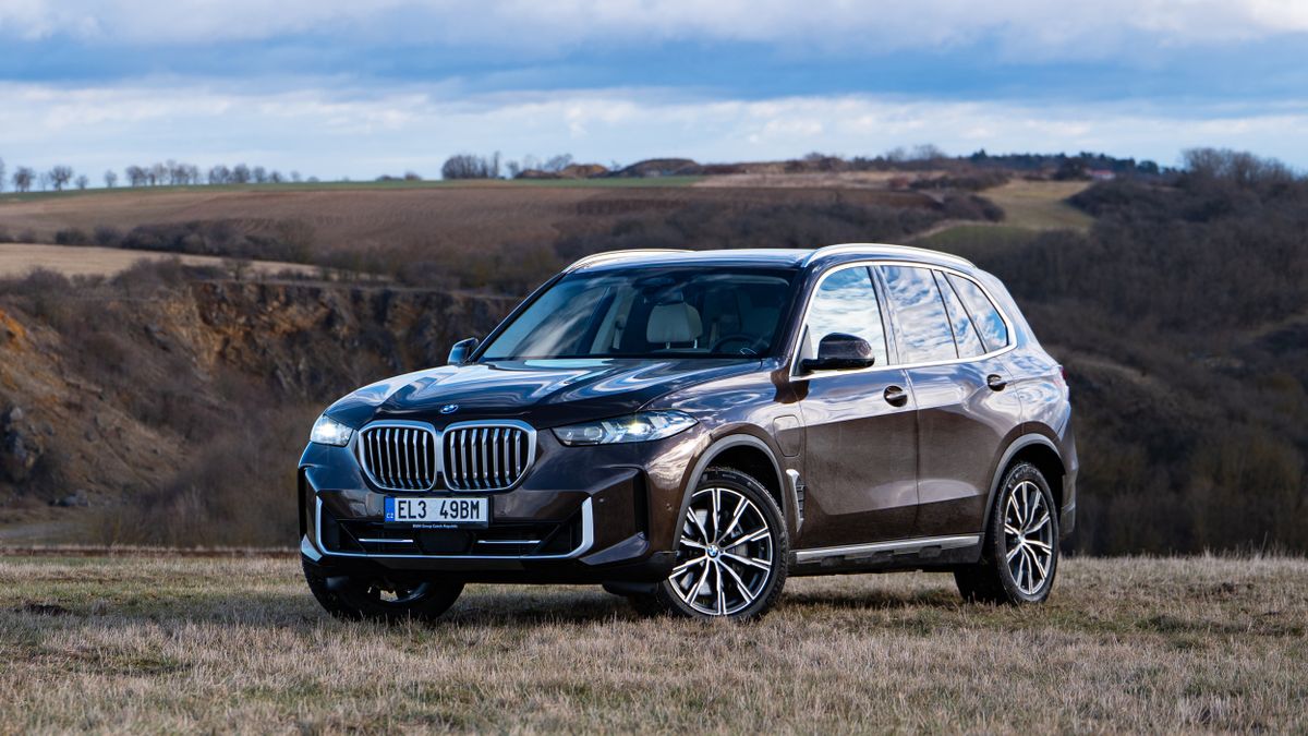 Neobyčejně úsporný luxus: BMW X5 s elektrickým dopingem má 489 koní, které skoro nic nežerou
