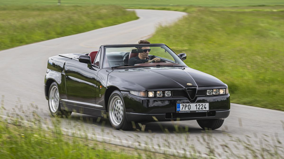 Alfa Romeo SZ/RZ je vzácná bizarnost, která je tak divná, až je cool. Tahle italská raritka ale i parádně jezdí!