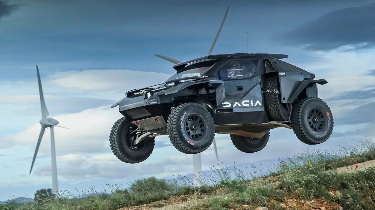 Nejdivočejší Dacia všech dob už létá vzduchem. Dakarský speciál Sandrider pochválil i jeden z nejlepších jezdců světa