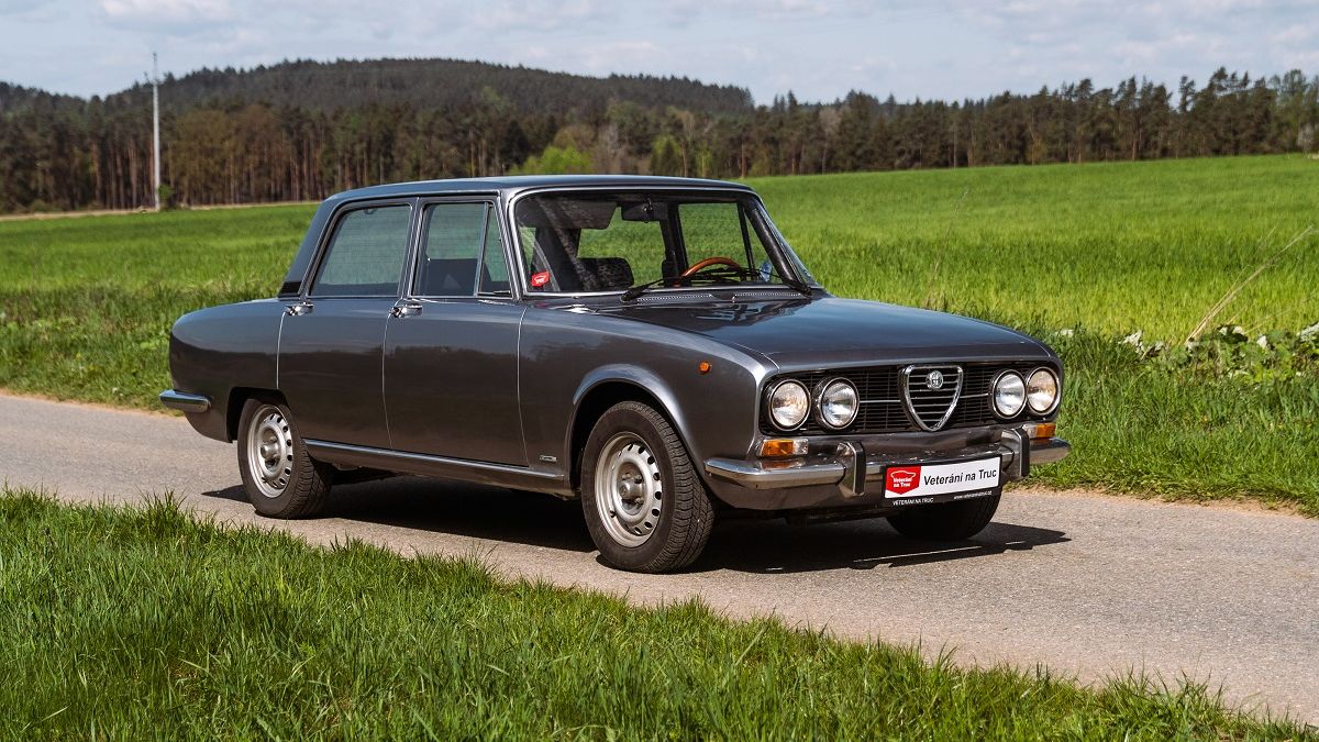 Nádherný sedan Alfa Romeo 2000 Berlina nebudí tolik pozornosti, kolik by si zasloužil