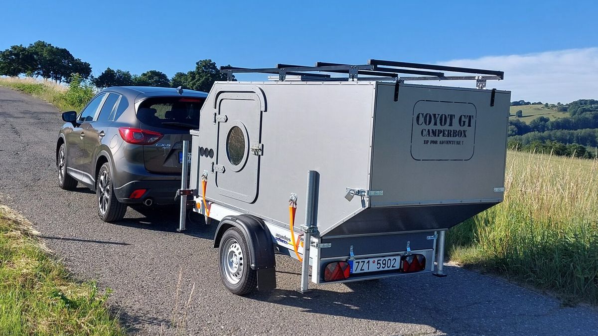 Karavan snadno a levně: Obytnou krabici ze Zlína dáte na obyčejný vozík a už kempujete