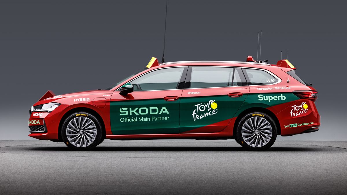 Známe všechna tajemství ředitelského vozu Tour de France. Řezalo se do střechy, dešťovou vodu musel řešit programátor