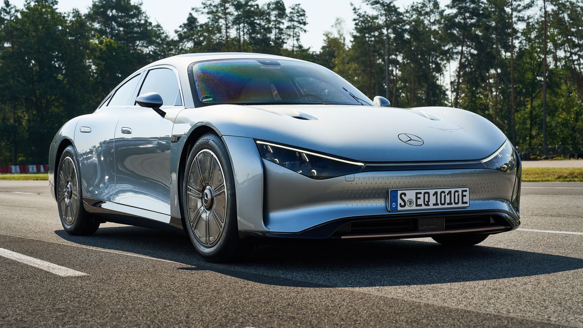 Umělá inteligence útočí: Do deseti let nás AI připraví o práci, varuje šéfdesignér Mercedesu