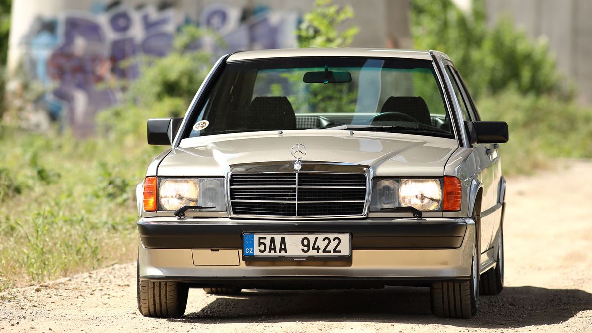 Silniční závoďák od nesportovní značky, který pomohl proslavit Ayrtona Sennu: Ostrá verze Mercedesu 190E byla skvělým konkurentem první M3