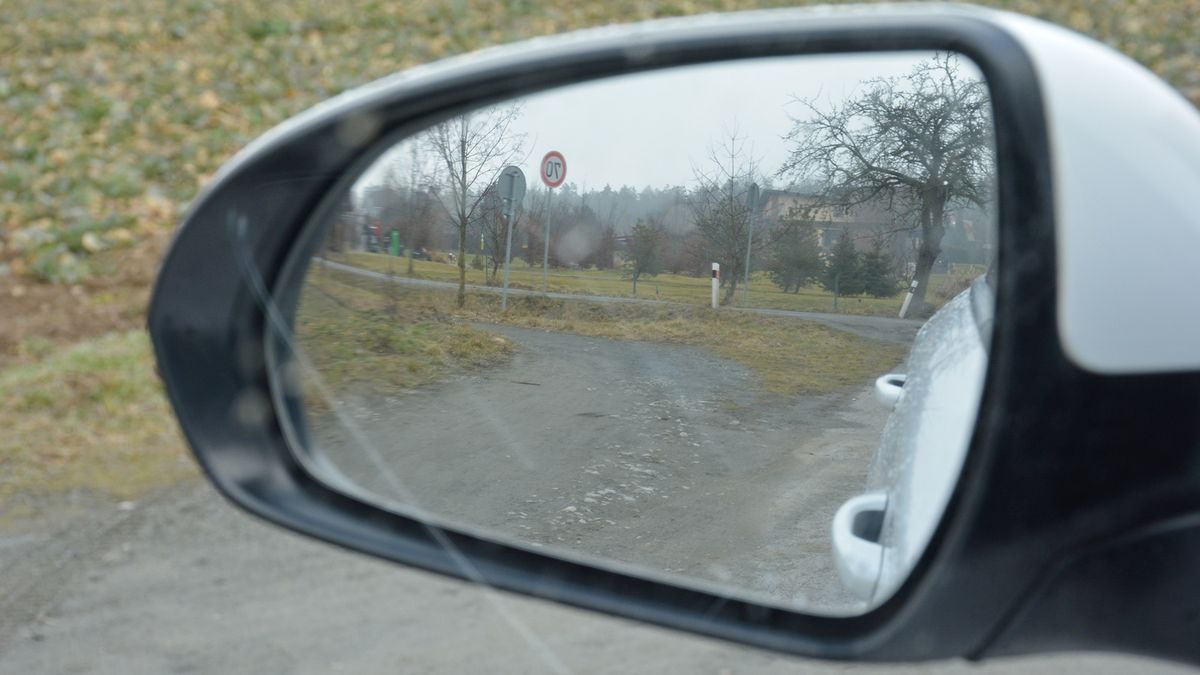 Jak mají být nastavene zrcatka v autě?