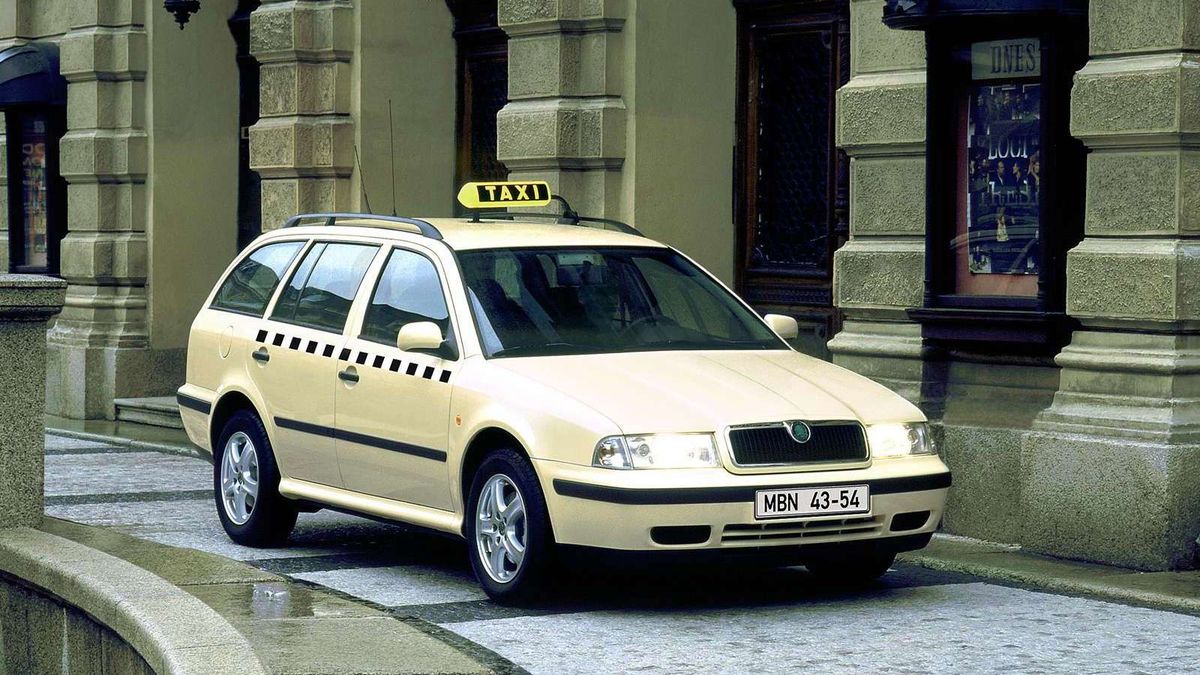 Věděli jste, že se první Octavia nabízela s továrním taxi paketem? Nechyběl lak slonová kost, taxametr či vysílačka