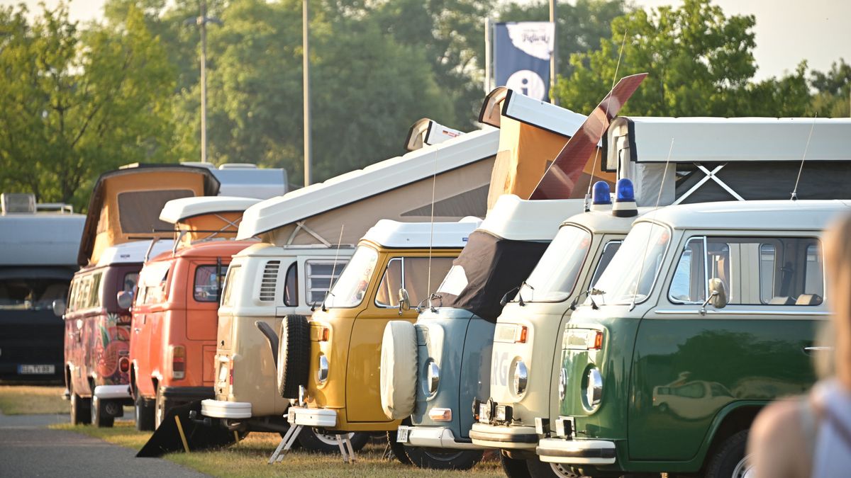 Na obřím srazu busíků VW se ukázala i hollywoodská hvězda. Byla to show, která se jen tak nevidí
