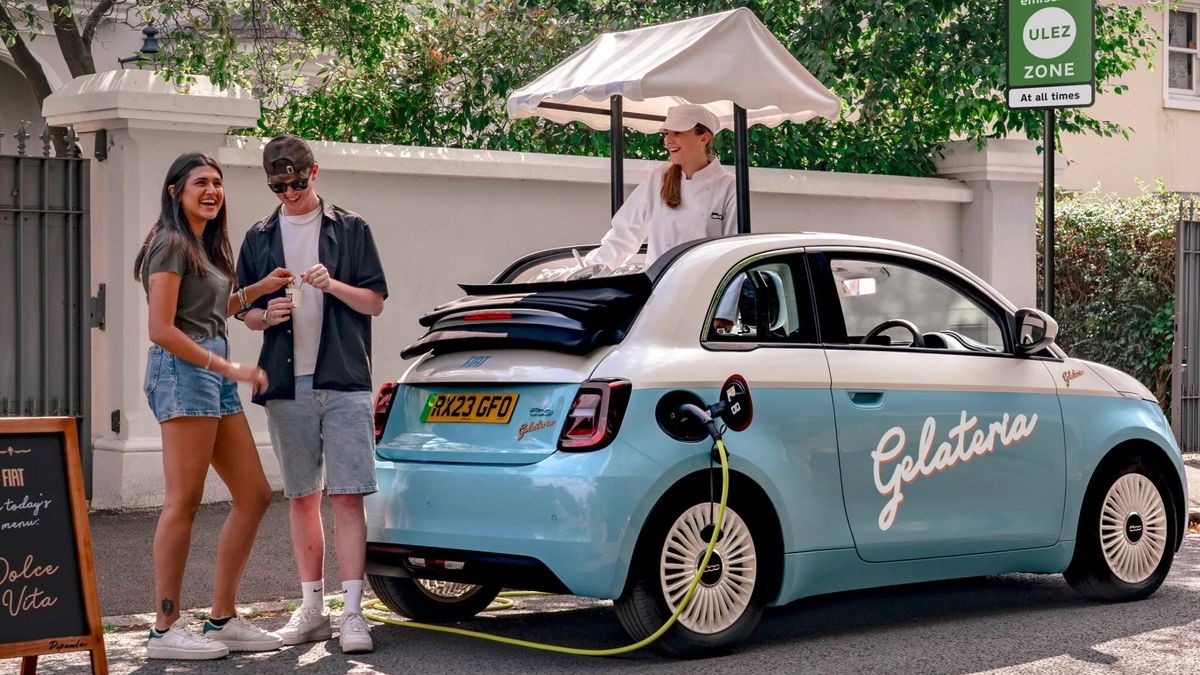 Je vám vedro? Fiat servíruje řešení, které tady ještě nebylo. Zmrzlinu přímo na palubě elektrického 500e