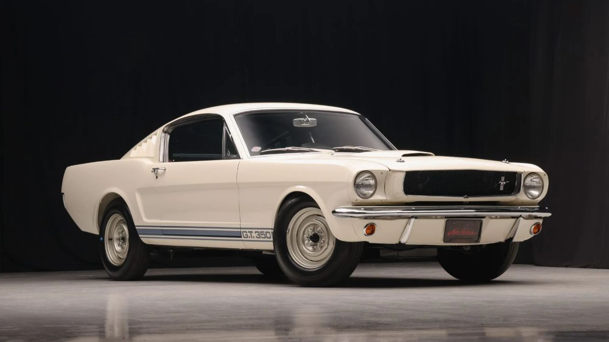 Znovuzrození legendy: Shelby GT350 nalezený ve stodole je jako nový, vydražil se za nesmysl