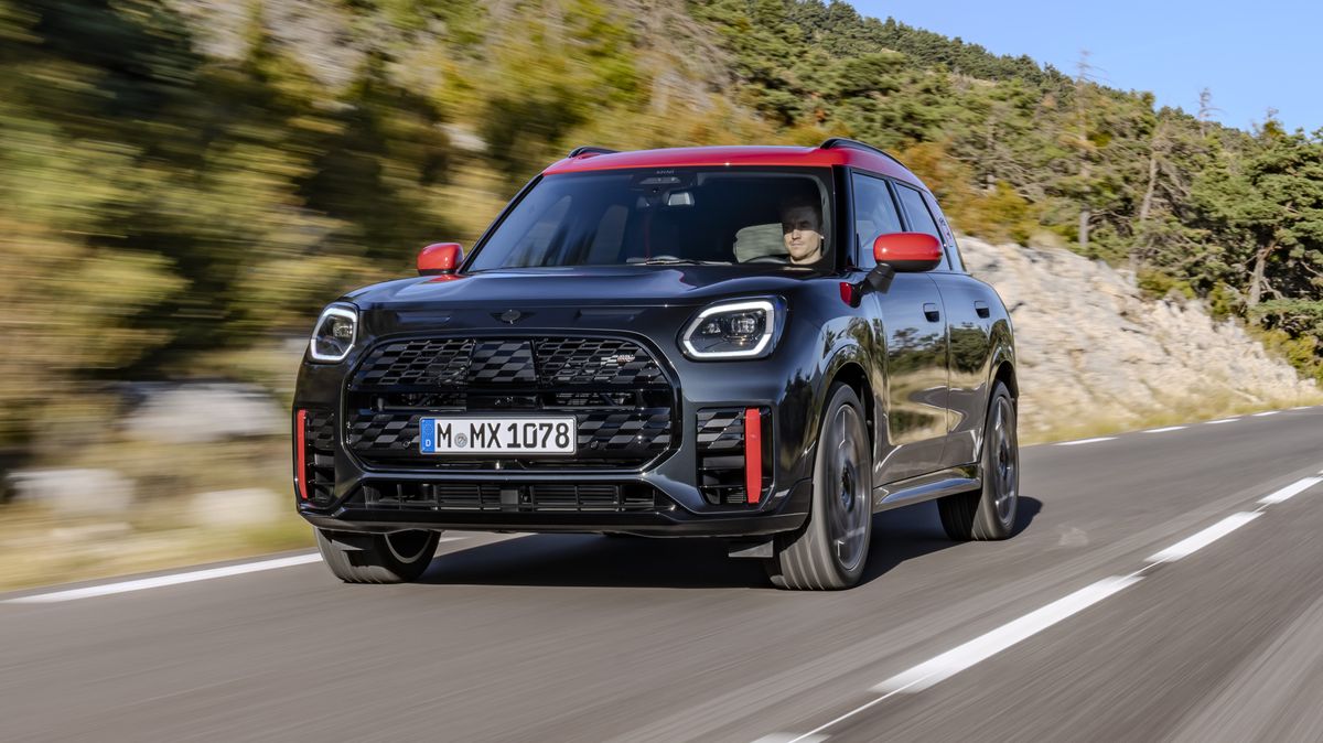Nový Mini Countryman JCW má 300 koní a pořád voní benzinem. Prozradil i českou cenu