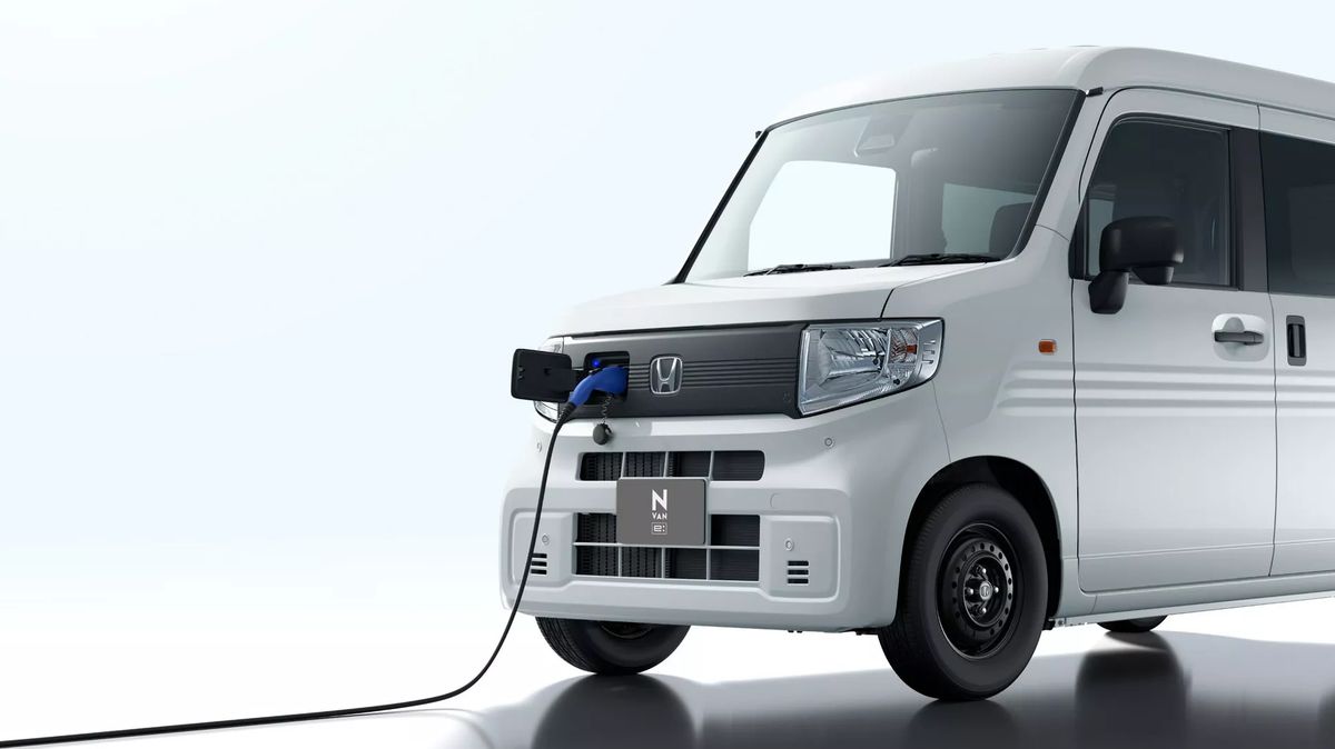 Tento elektromobil vás rozesměje! Hranatá novinka stojí jen 150 000 Kč, v dojezdu ale vyrovná i 4× dražšího sourozence