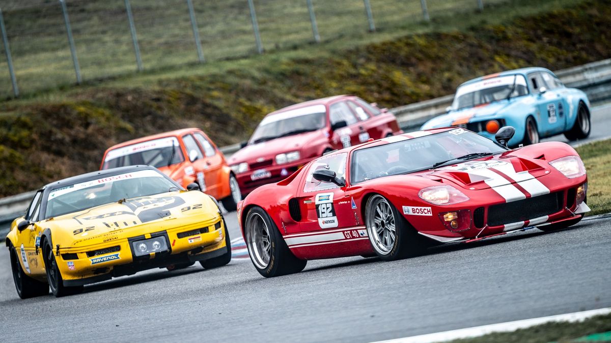Uřvaný a provoněný benzinem: Histo Cup 2023 jako každý rok připomněl zlaté časy motorsportu