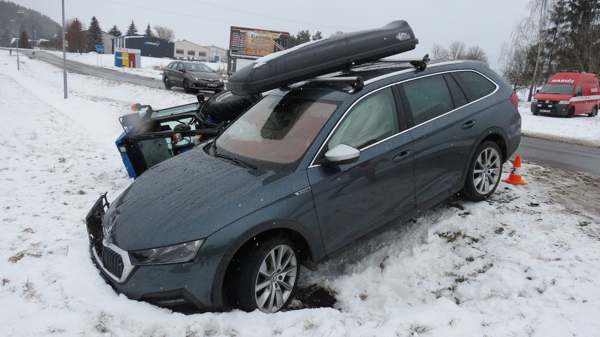 Co hrozí, když v zimě nabouráte na letních pneumatikách? A jak je to s celoročkami? Problém můžete mít i jako poškozený