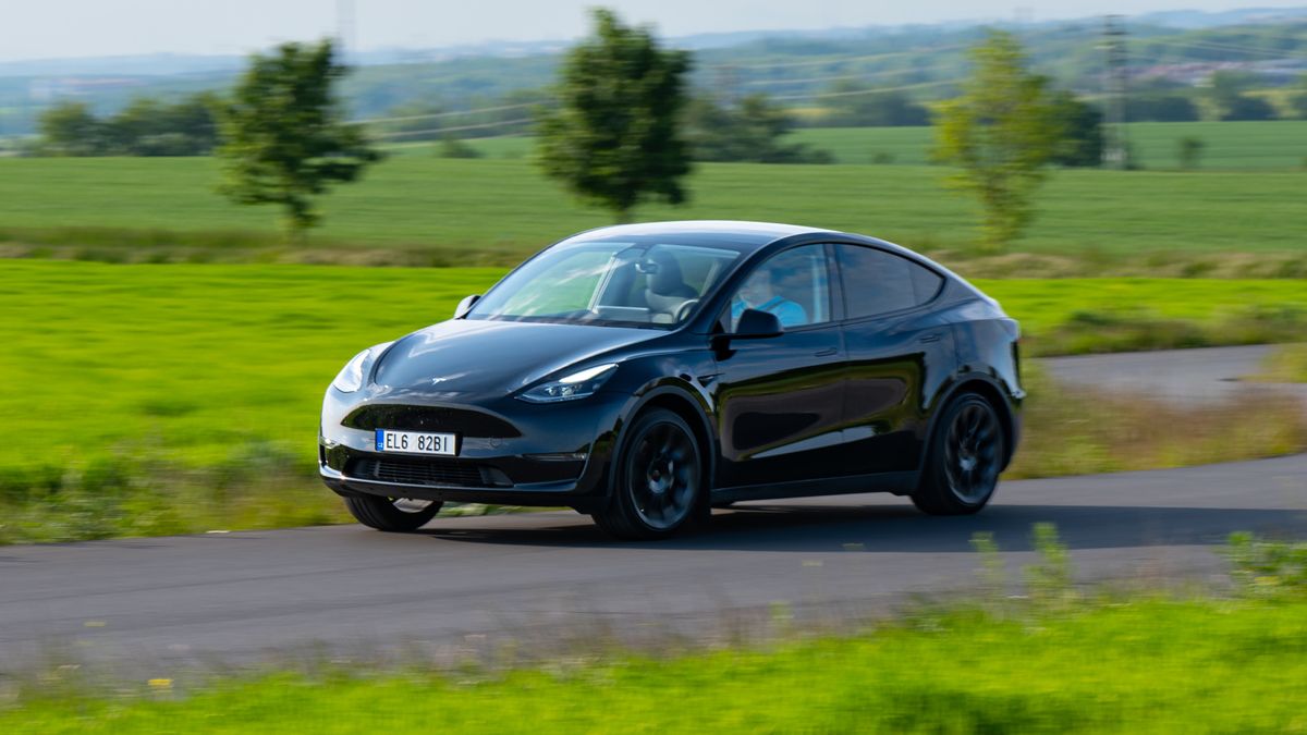 Berlínská Tesla v testu: Model Y neláká jen nízkou cenou, ale také výjimečnými schopnostmi