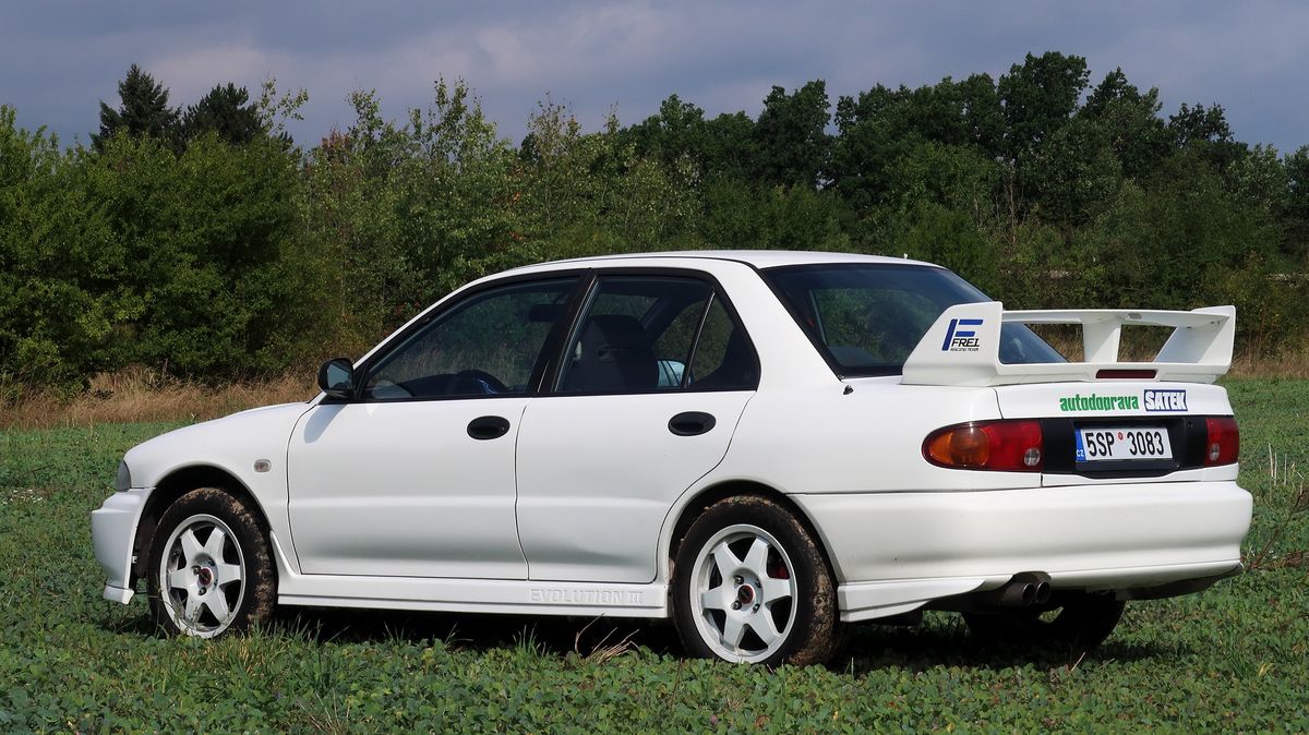 Rallye legenda Mitsubishi Lancer EVO je senzační i ve svých starších variantách. Třetí evoluce je správně puritánská