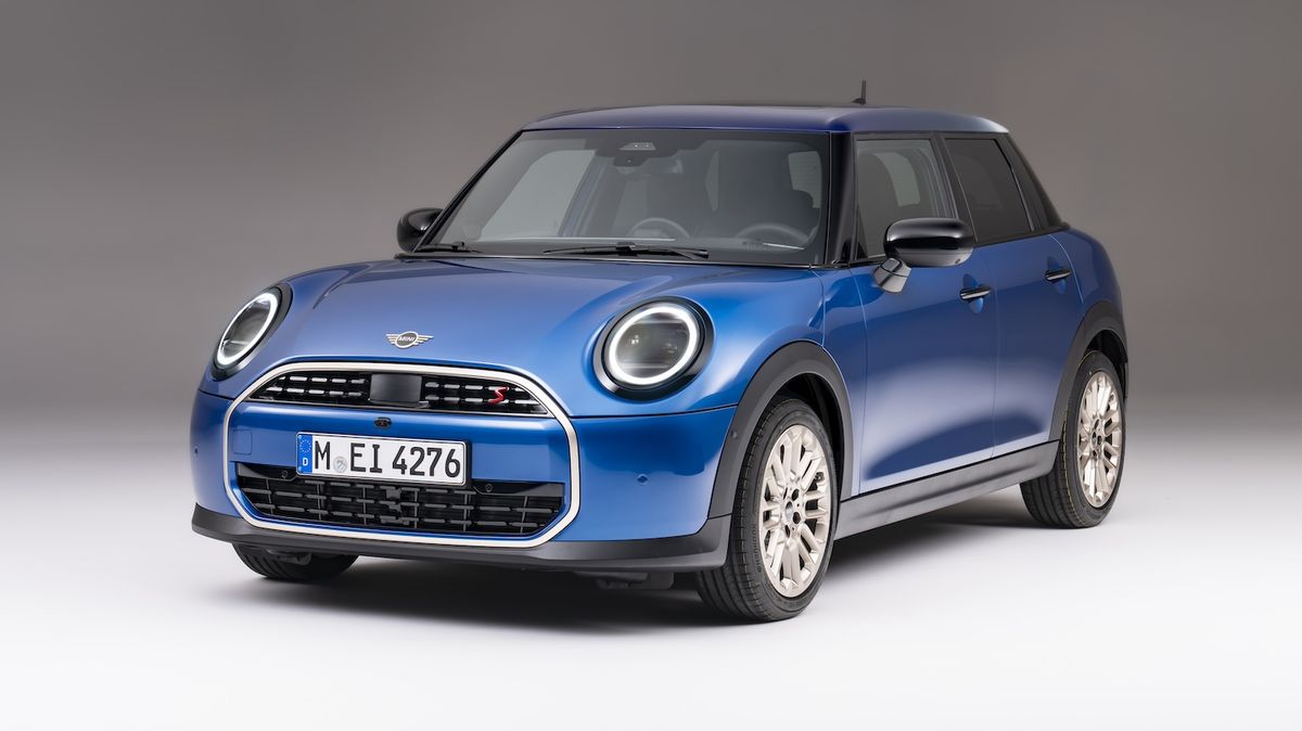 Druhý pár dveří, víc místa vzadu a větší kufr: MINI Cooper přijíždí s praktičtější karoserií a spalovacími motory