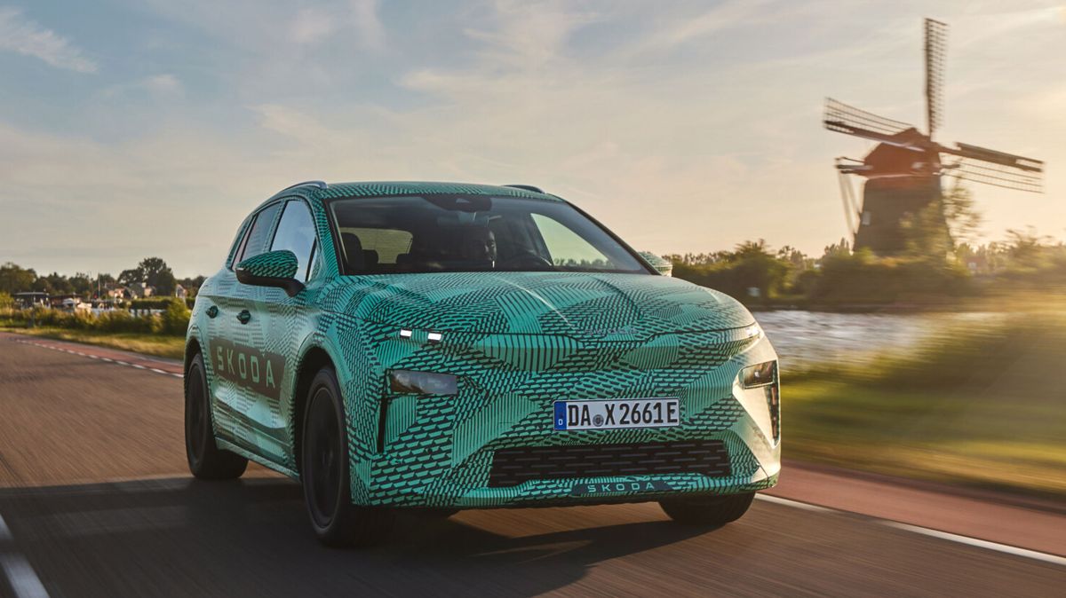 Za volantem nejdůležitější škodovky budoucnosti: Elektrický Karoq je dospělé auto se spoustou lákadel. Ale bude se vám líbit?