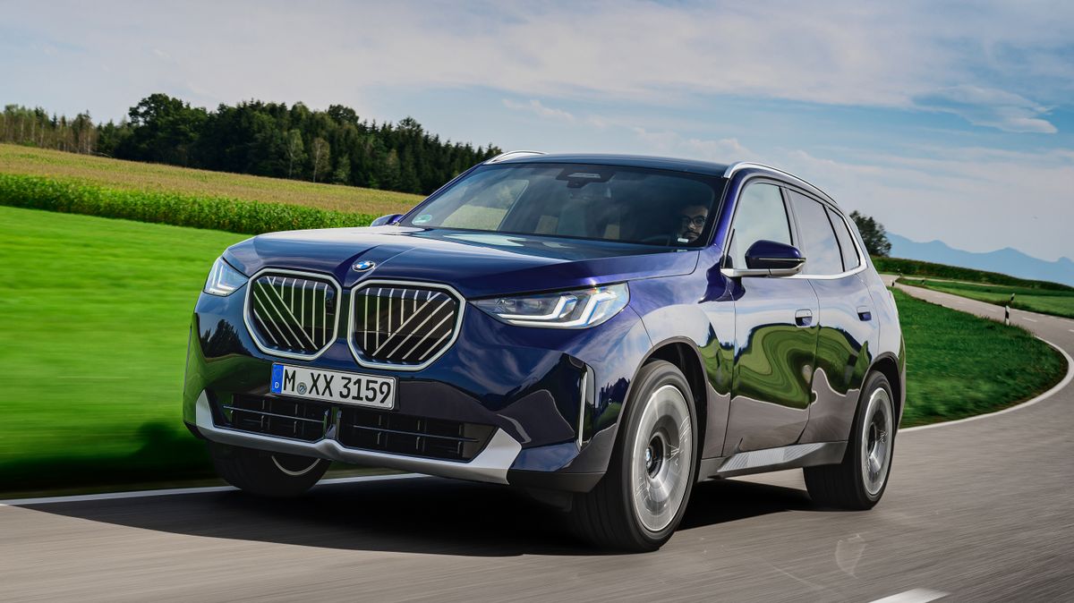Nejprodávanější BMW v novém: Čtvrtá X3 přijíždí ve stylu, ale nezapomíná na praktičnost ani radost z řízení