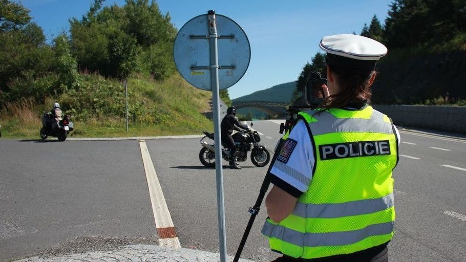Další policejní zátah na Červenohorském sedle: Rekordmanem byl motorkář řítící se rychlostí 154 km/h
